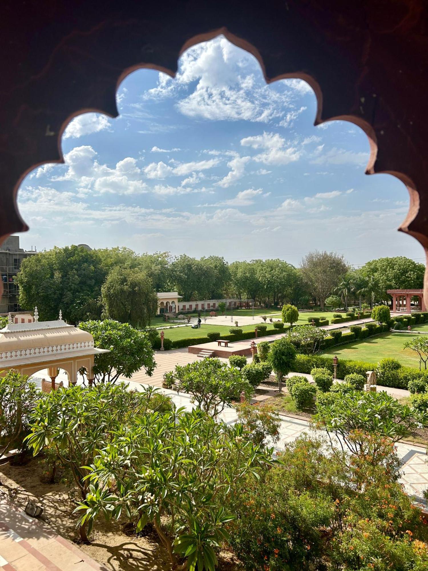Umaid Palace - A Lakeside Heritage Palace Resort Near Jaipur Close To Bhangarh & Chand Baori Stepwell Abhaneri Dubbi Exterior photo