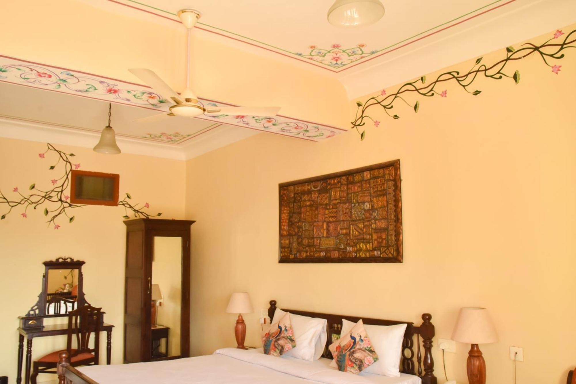 Umaid Palace - A Lakeside Heritage Palace Resort Near Jaipur Close To Bhangarh & Chand Baori Stepwell Abhaneri Dubbi Room photo