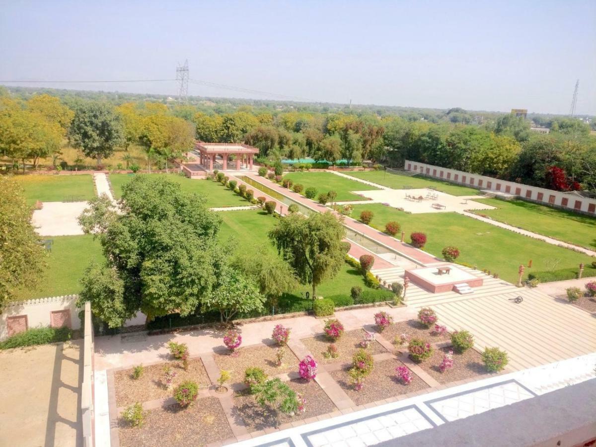 Umaid Palace - A Lakeside Heritage Palace Resort Near Jaipur Close To Bhangarh & Chand Baori Stepwell Abhaneri Dubbi Exterior photo