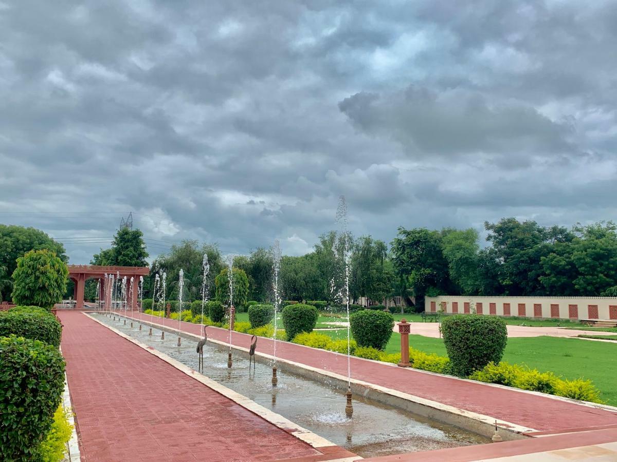 Umaid Palace - A Lakeside Heritage Palace Resort Near Jaipur Close To Bhangarh & Chand Baori Stepwell Abhaneri Dubbi Exterior photo